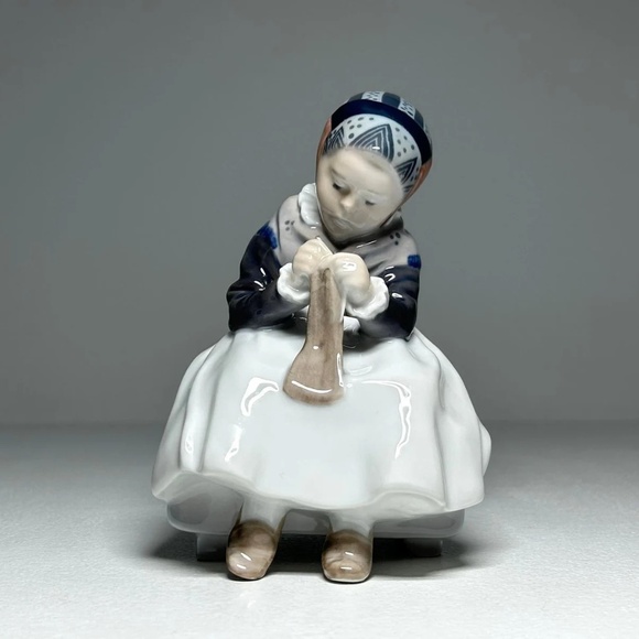 Royal Copenhagen "Amager Girl" Porcelain Figurine, model number 1314 - Picture 2 of 12